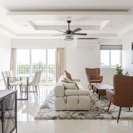Luxe City Oasis 2Br With Rooftop Pool And Gym 金斯敦 外观 照片
