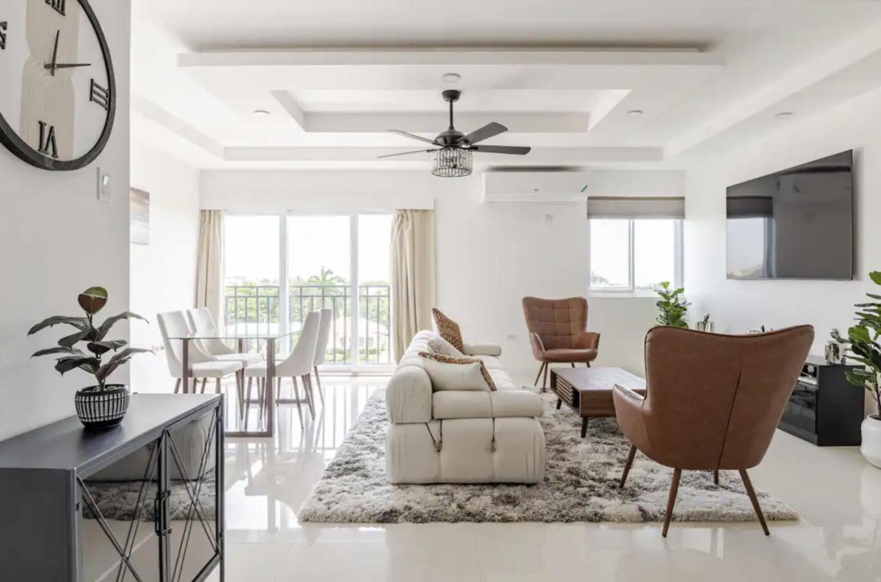 Luxe City Oasis 2Br With Rooftop Pool And Gym 金斯敦 外观 照片