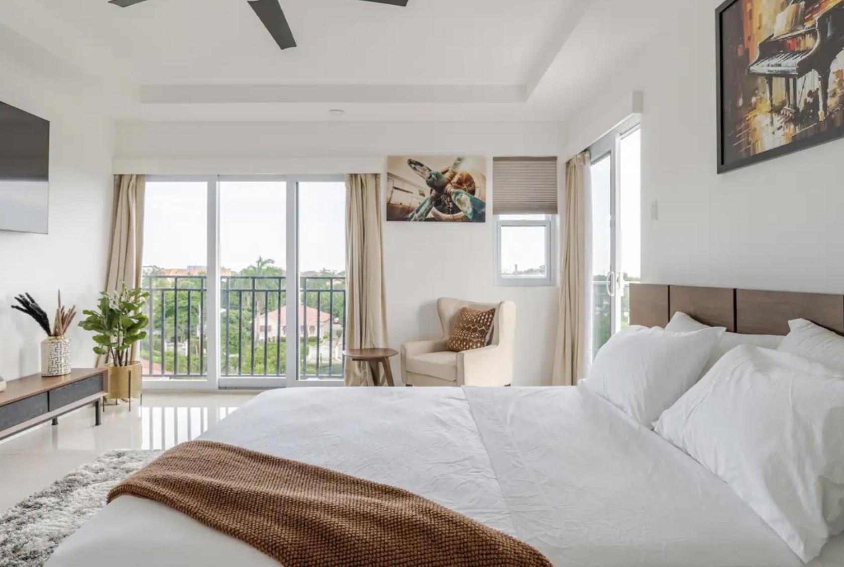 Luxe City Oasis 2Br With Rooftop Pool And Gym 金斯敦 外观 照片