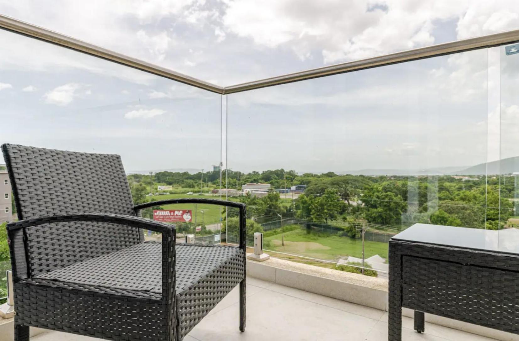 Luxe City Oasis 2Br With Rooftop Pool And Gym 金斯敦 外观 照片