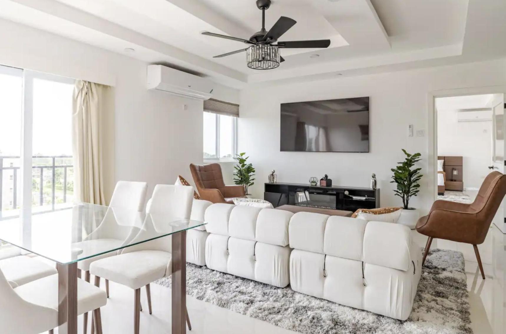 Luxe City Oasis 2Br With Rooftop Pool And Gym 金斯敦 外观 照片