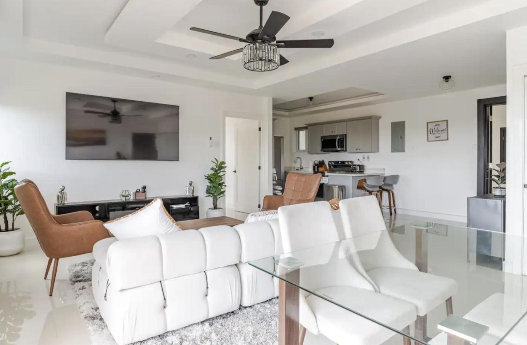 Luxe City Oasis 2Br With Rooftop Pool And Gym 金斯敦 外观 照片