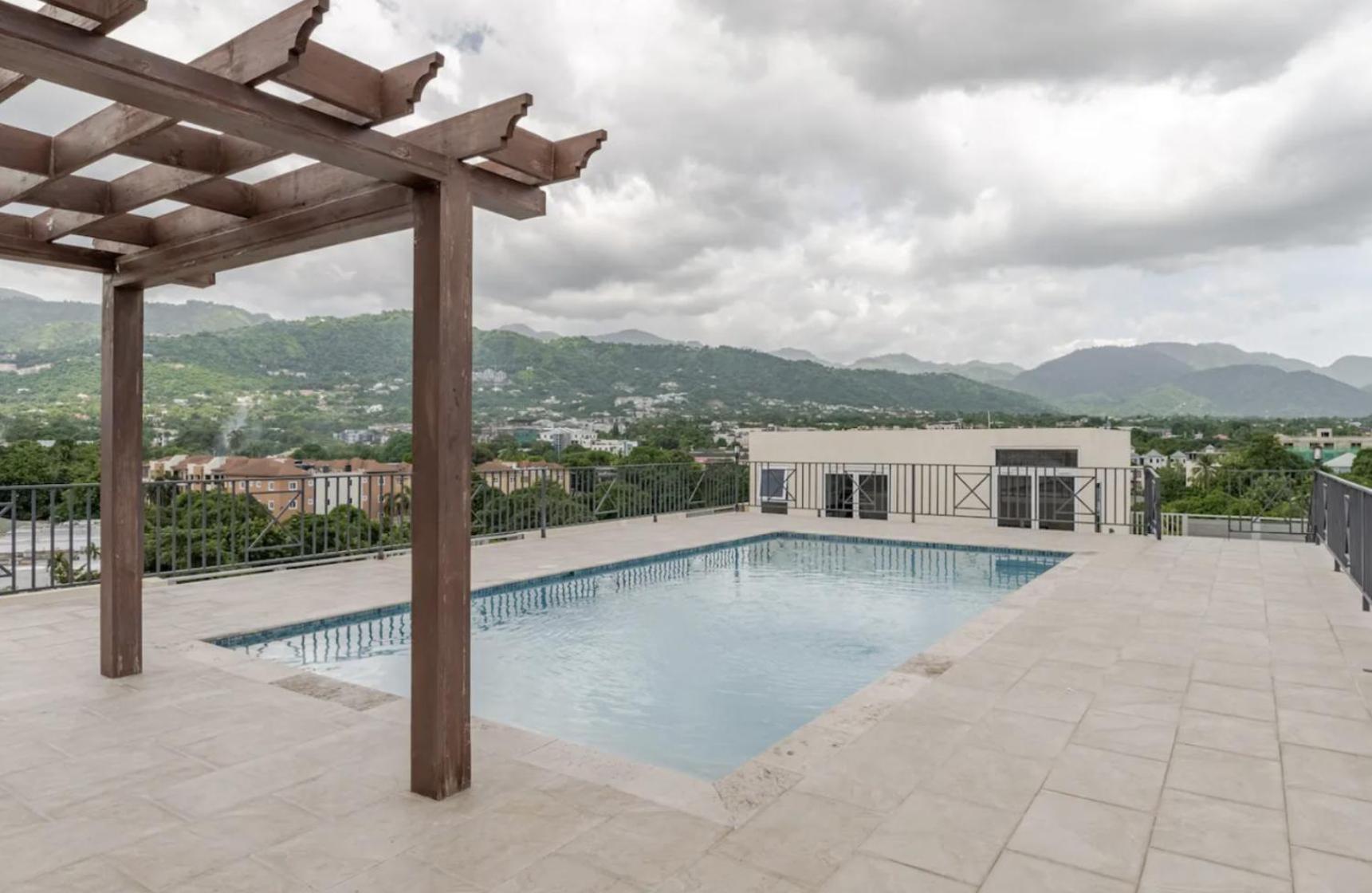 Luxe City Oasis 2Br With Rooftop Pool And Gym 金斯敦 外观 照片