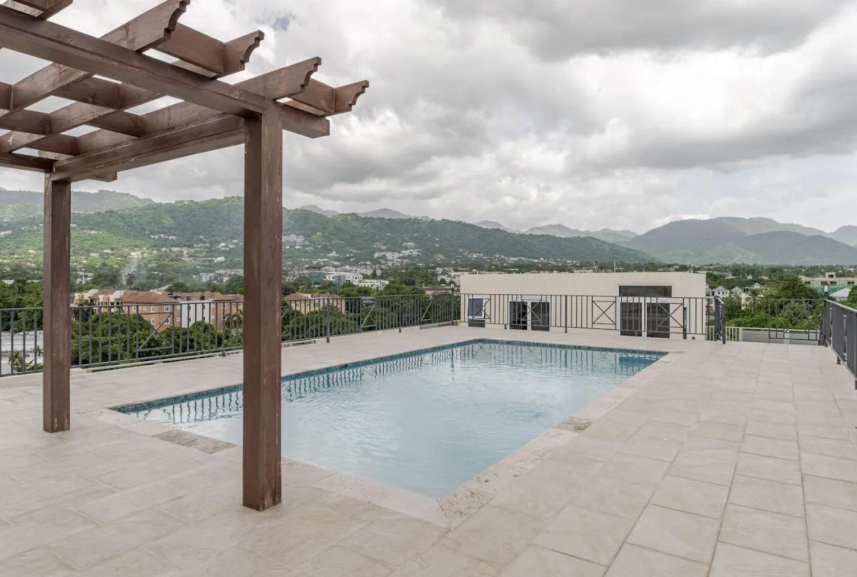 Luxe City Oasis 2Br With Rooftop Pool And Gym 金斯敦 外观 照片